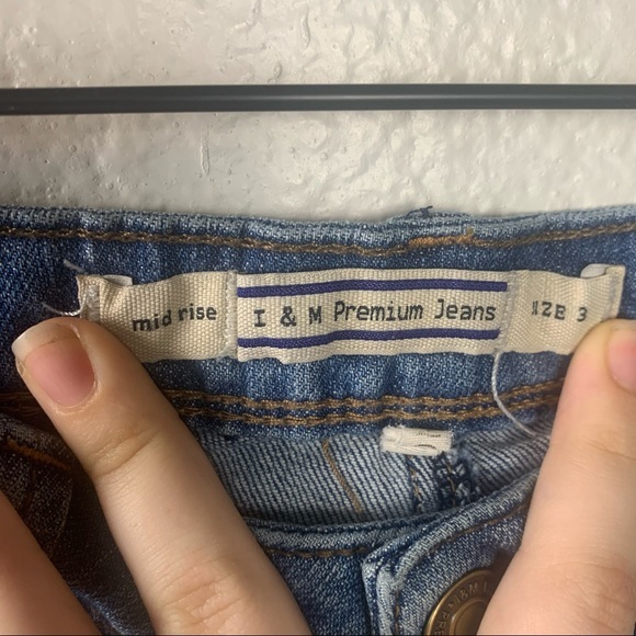 I&M- blue slightly ripped premium jeans mid rise - Picture 6 of 6